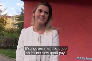 Inocente rubia universitaria es seducida en la calle y le ofrecen dinero para follarla ante la cámara