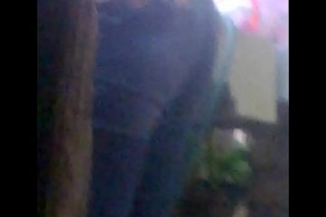 Grabo el culo de mi tía mientras está lavando la ropa de mis primos