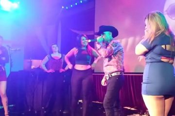 Gordibuenas suben al escenario una a una para mover sus ricas nalgas con musica