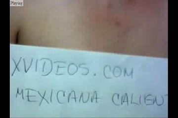 Mexicana caliente y pervertida se gana la vida tocando su cuerpo desnudo mientras muchos hombres la ven