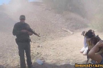 Patrulla de oficiales encuentran una chica en el bosque y se la cogen