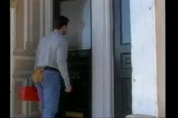 Invito a mi casa a un plomero y no me puedo resistir a su verga gay