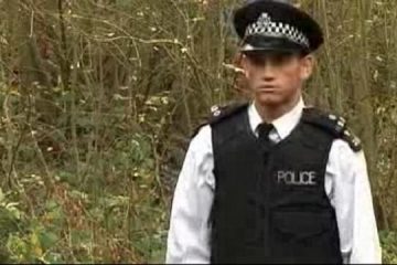 Policía encuentra a joven vendiendo drogas y lo penetra con su pene para castigarlo